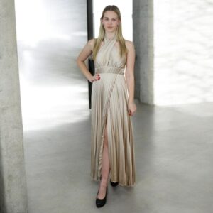 Világosbézs gyönyörű selyemszatén plisszîrozott ruha