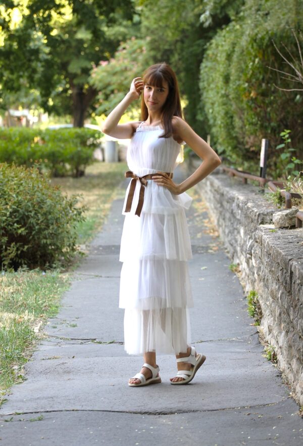 Tiszta elegancia, könnyed romantika – fedezd fel a fehér fodros ruhát! - Image 4