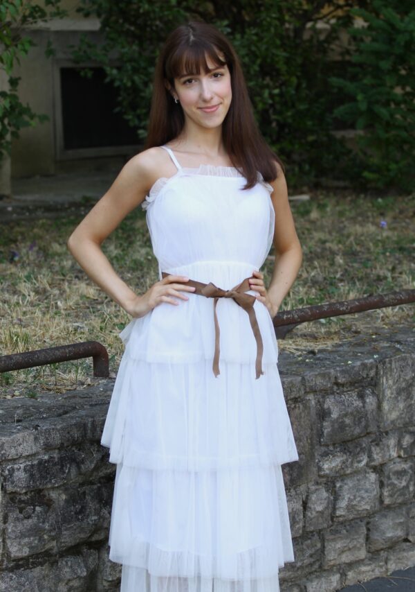 Tiszta elegancia, könnyed romantika – fedezd fel a fehér fodros ruhát! - Image 5