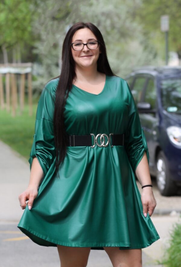 Plus size bőrhatású zöld ruha, felgombolható ujjal